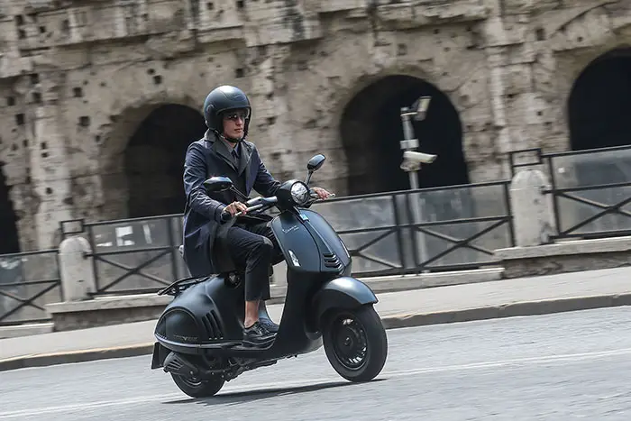 2016 Vespa 946 Emporio Armani 
