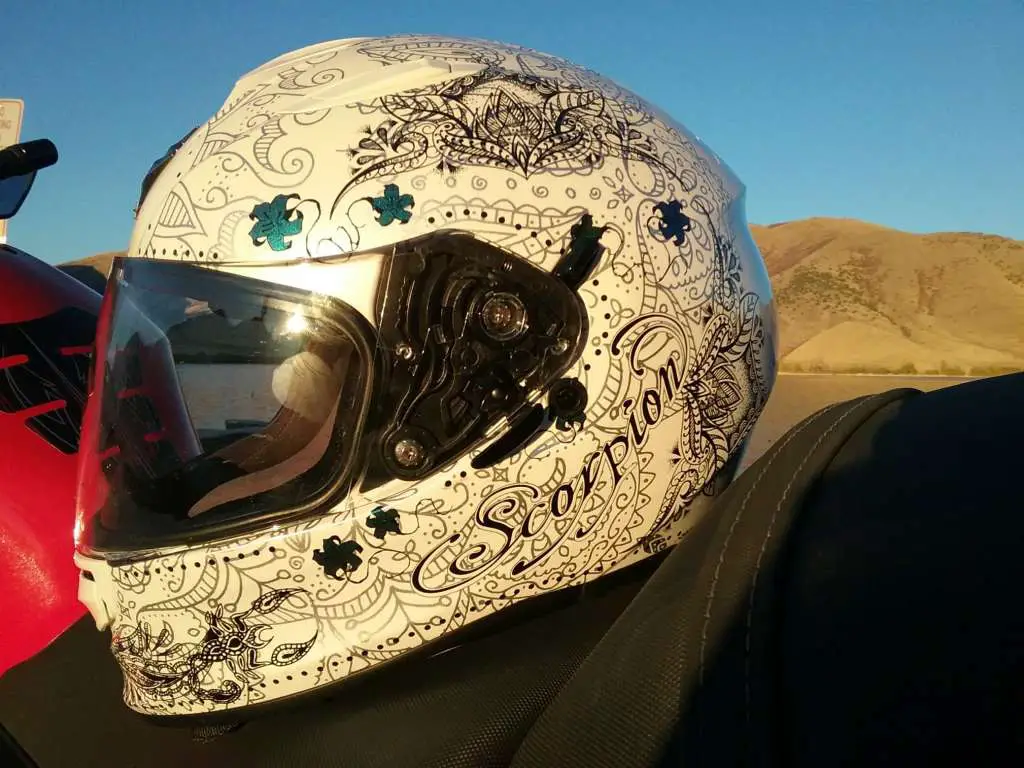 Full face motorcycle helmet