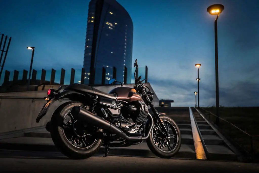 2020-Moto-Guzzi-V7-III-Stone-Night-Pack