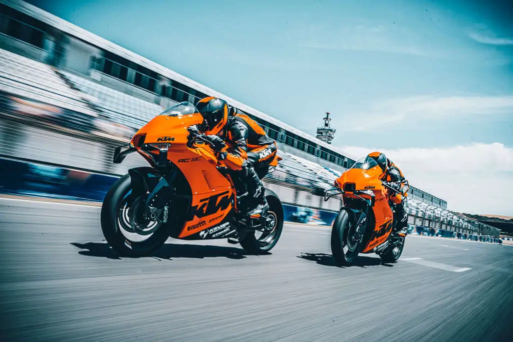 2022 KTM RC8C