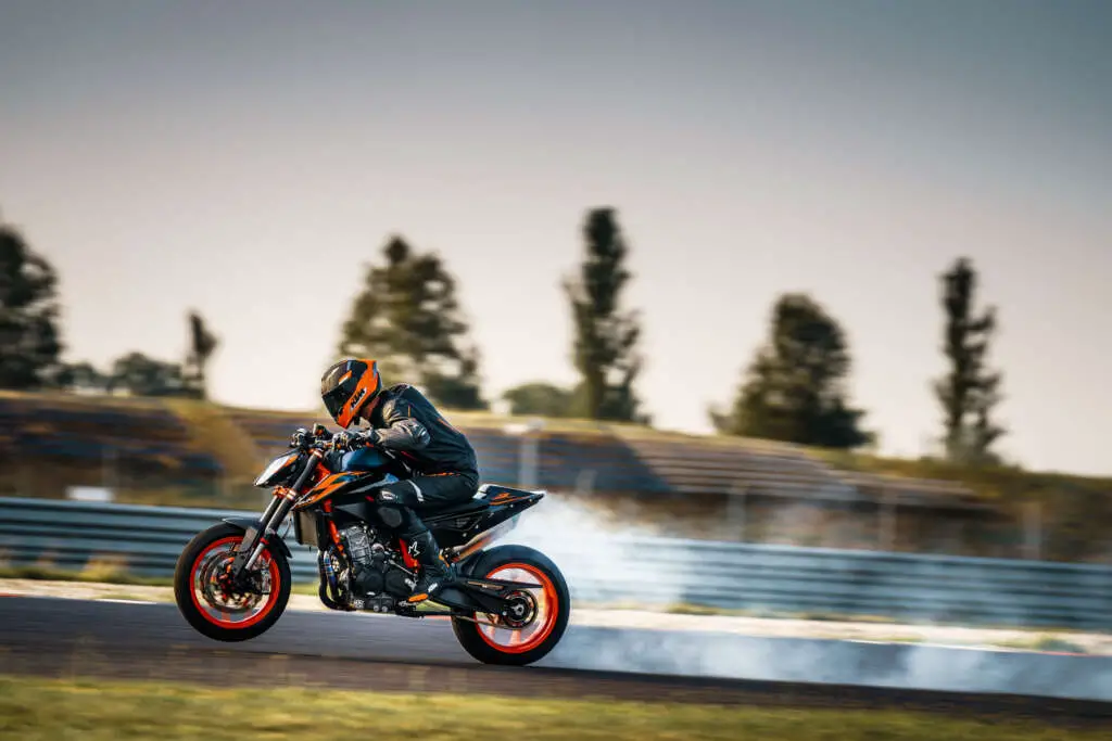 2022 KTM 890 Duke R