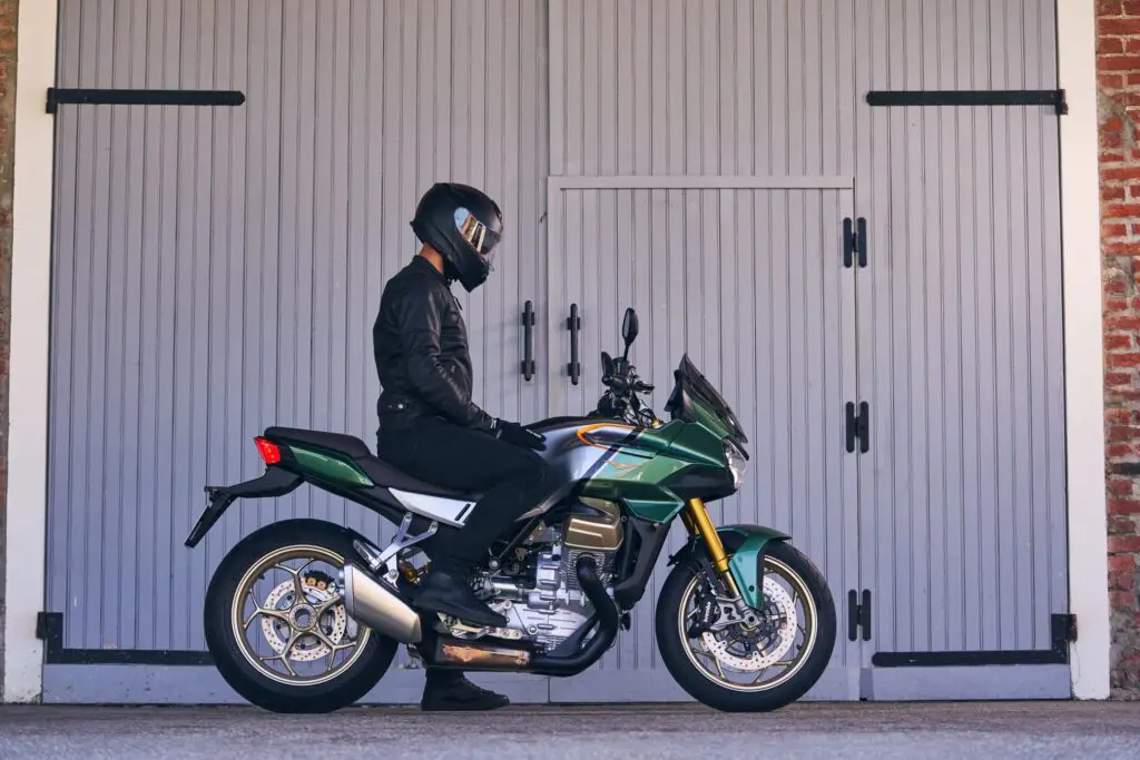 2023 Moto Guzzi V100 Mandello