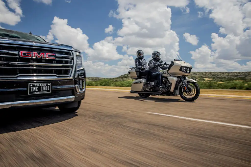 2023 Indian Pursuit Dark Horse