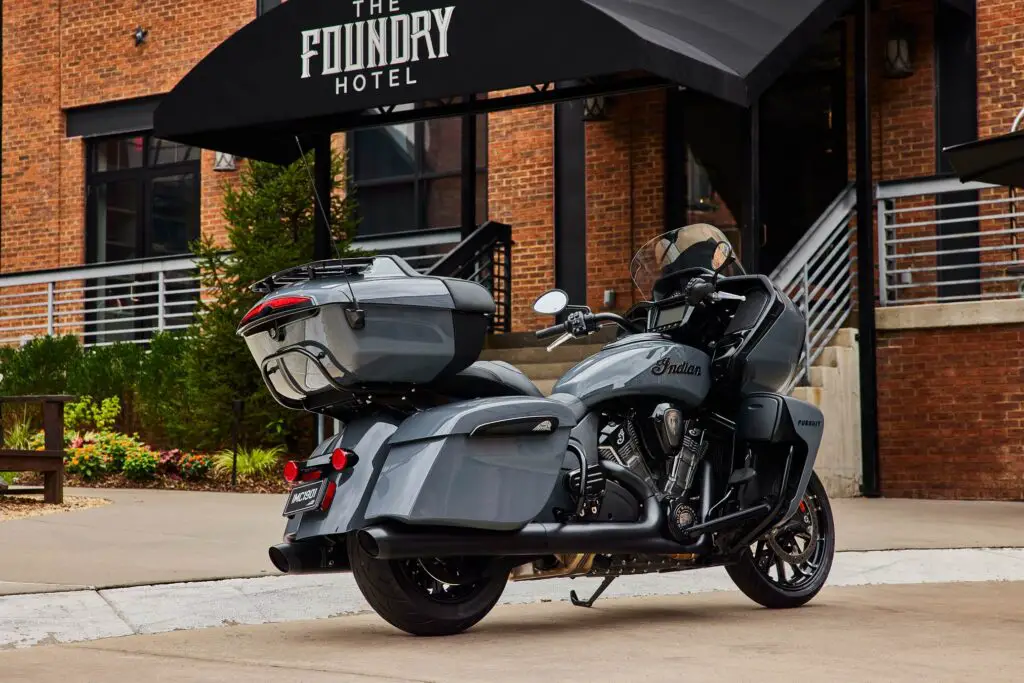 2023 Indian Pursuit Dark Horse