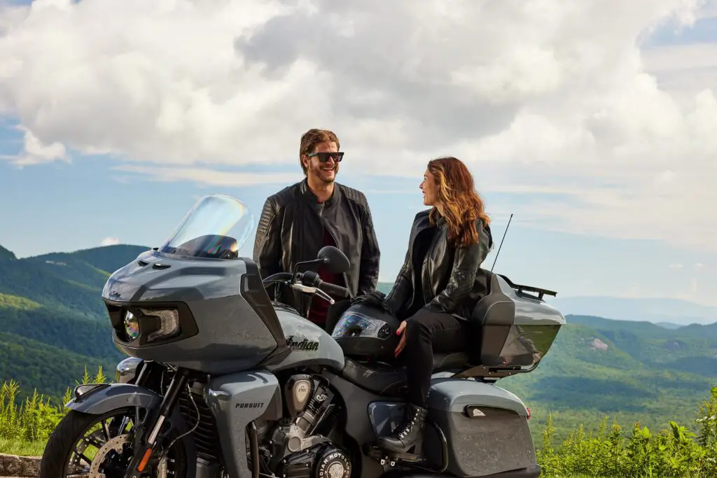 2023 Indian Pursuit Dark Horse