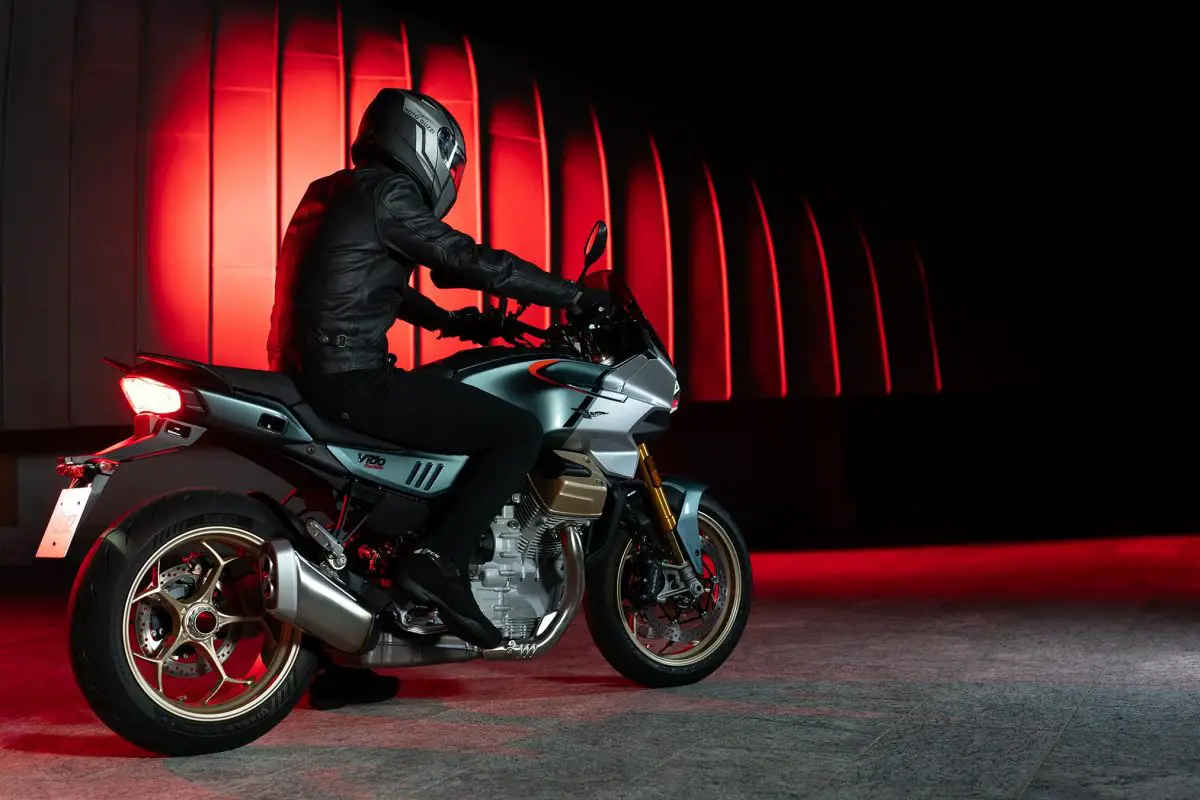 2025 Moto Guzzi V100 Mandello S